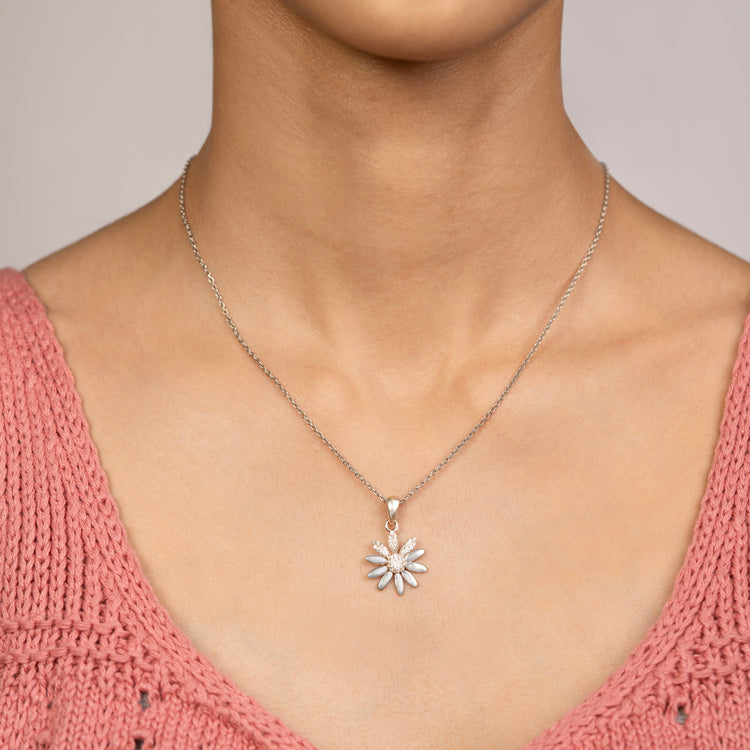 Nora Pendant with Chain